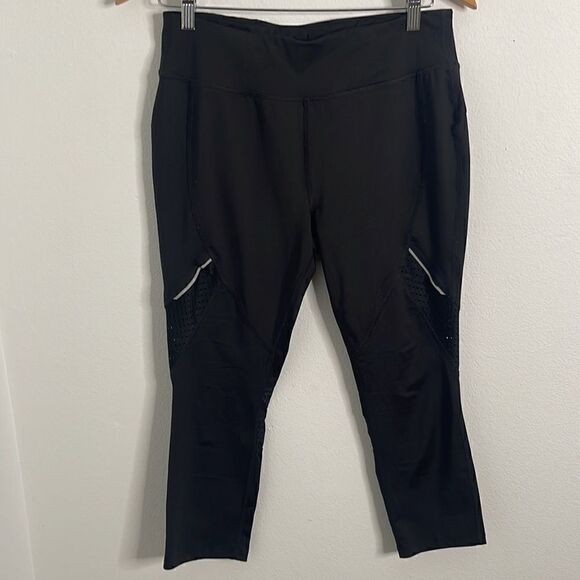 Avia athletic Capri leggings. Running walking. Size medium. Size 8-10. EUC. - Picture 5 of 7